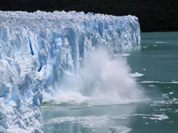 Sulav jää varisemas Perito Moreno liustikust Argentina järve.