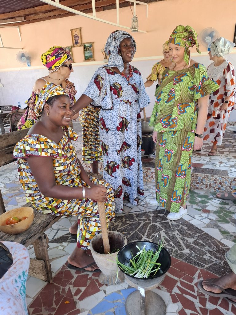 Gambia, kohalikega kohalikes riietes lõunat valmistamas