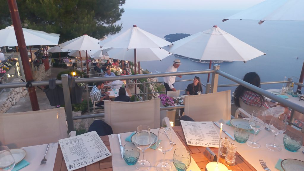 Panorama restoran Dubrovniku vanalinna kohal